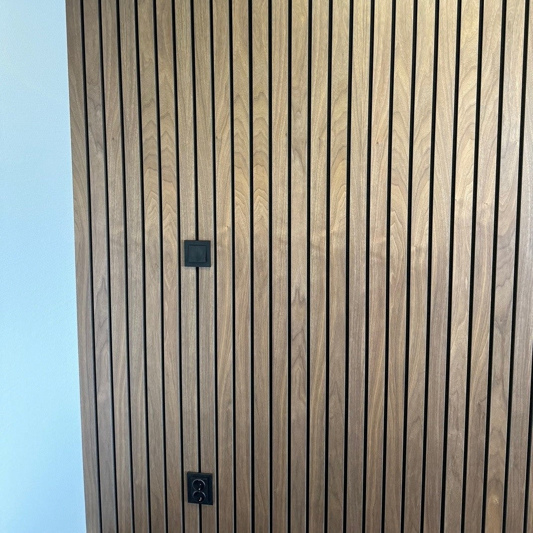 Sänggavel i akustikpanel, höjd 135 cm, bredd 185 cm, träslag BRED valnöt