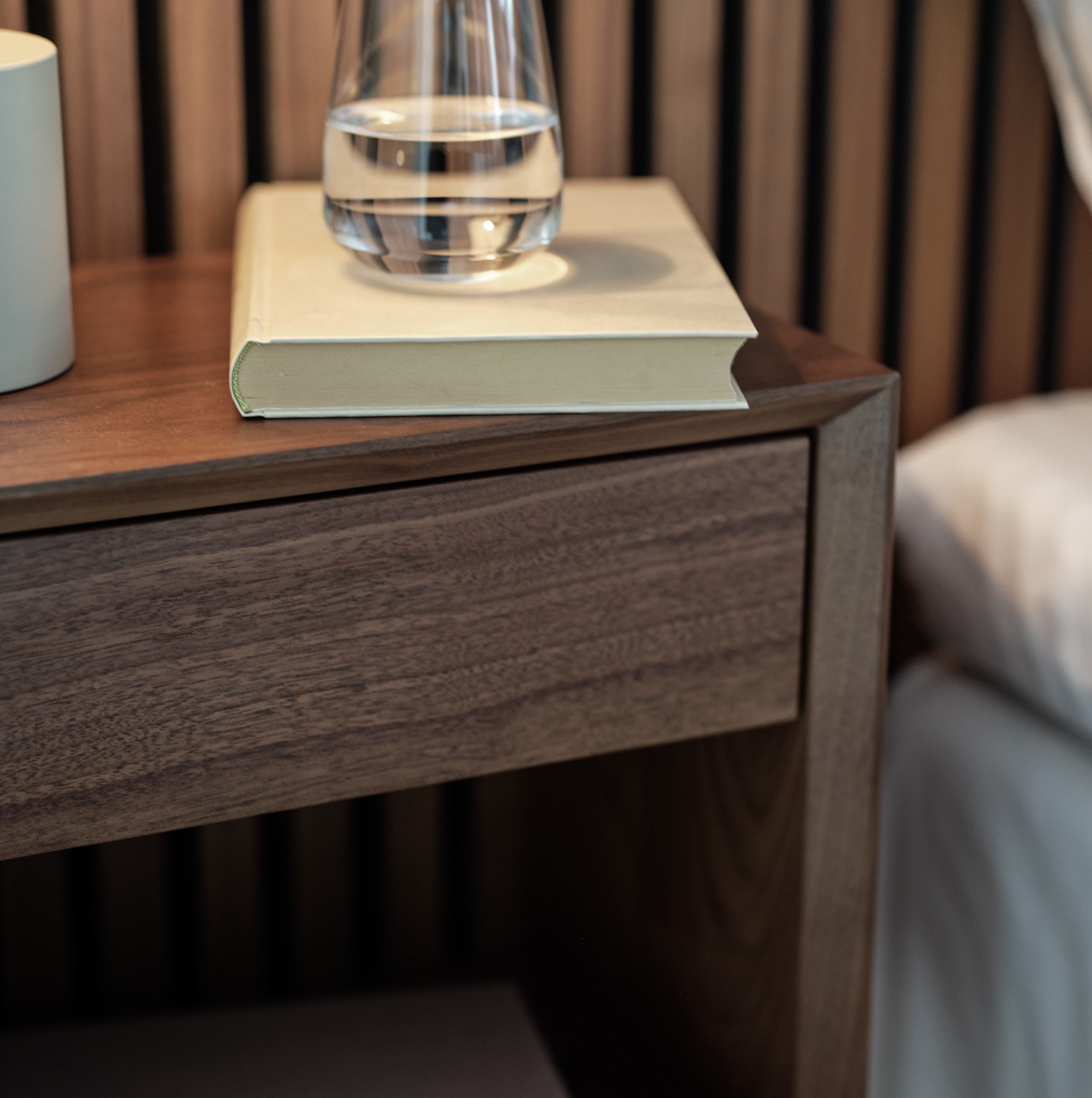 2-pack Nattduksbord/Hallbord i massiv valnöt