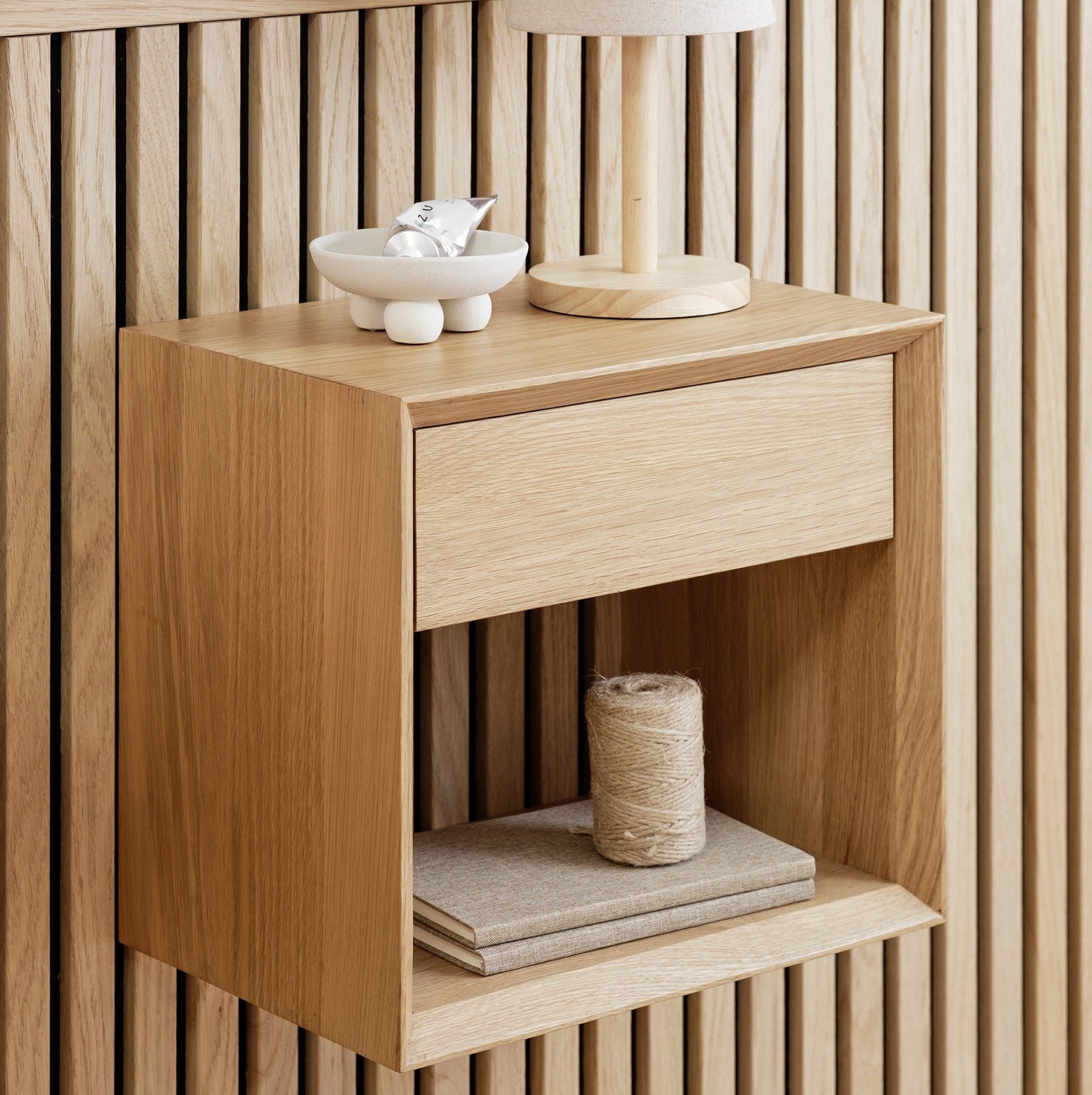 Nattduksbord i massiv Ek