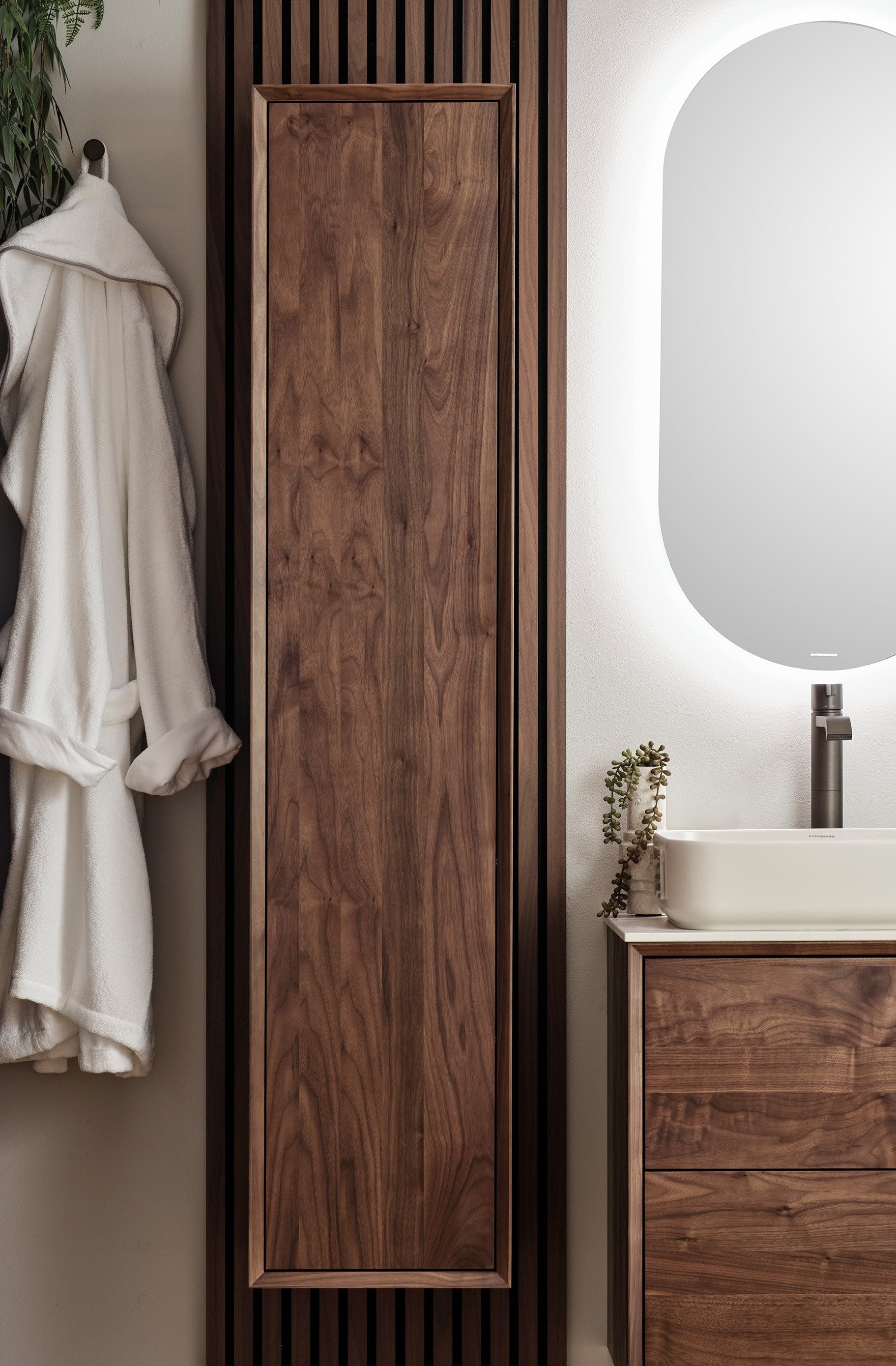 Högskåp i massiv valnöt – maximal förvaring & tidlös design – IW35