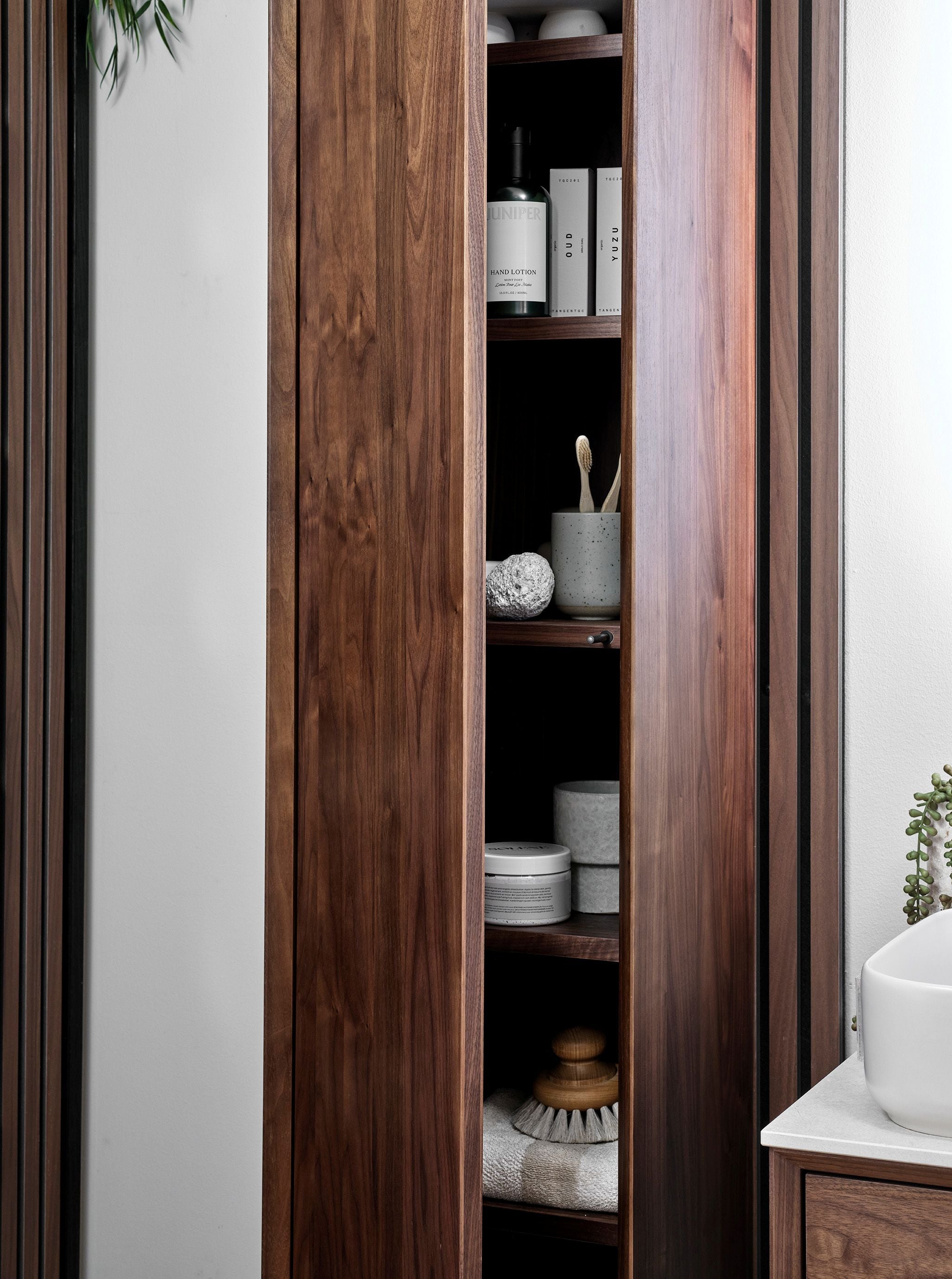 Högskåp i massiv valnöt – maximal förvaring & tidlös design – IW35