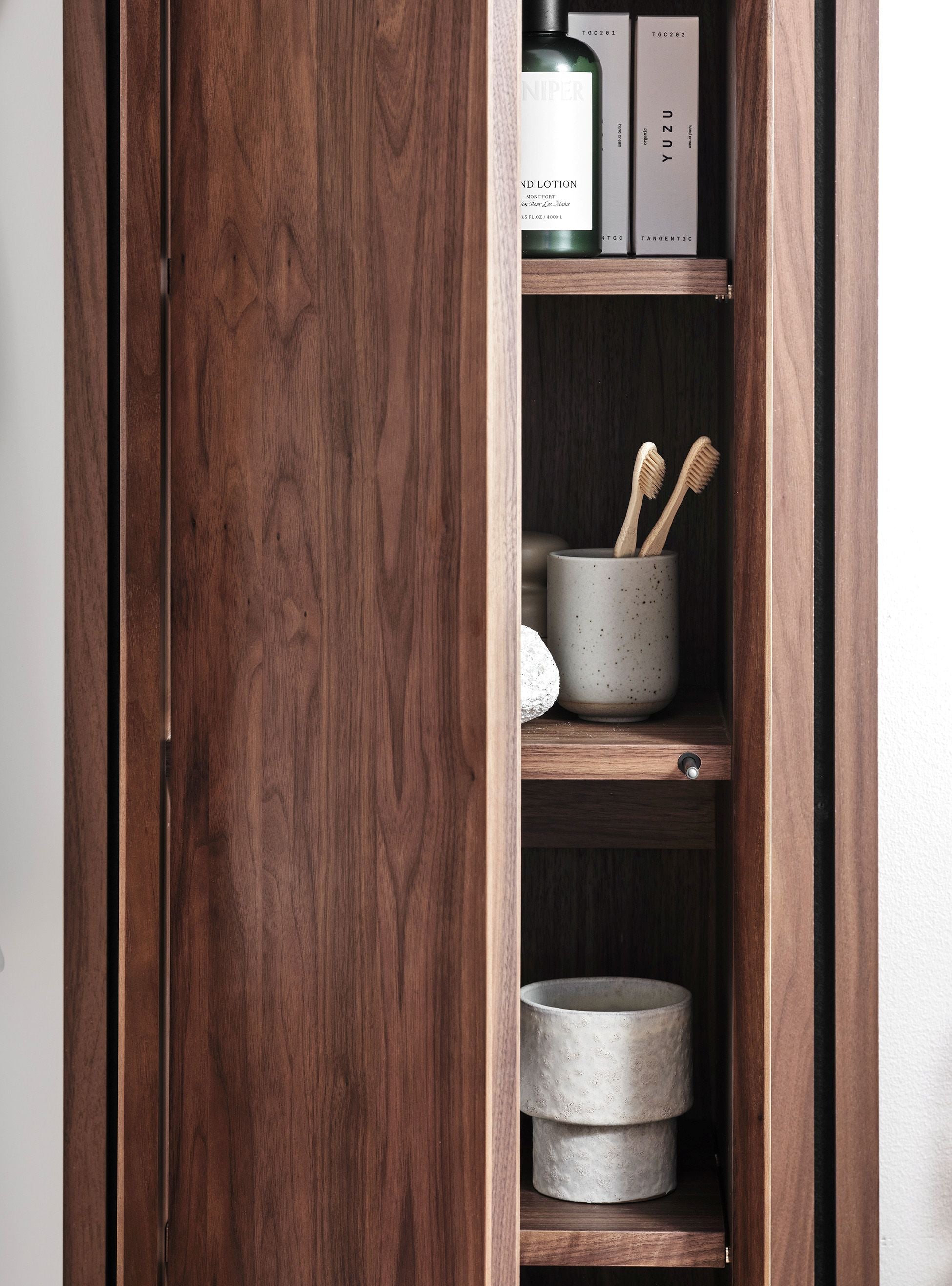 Högskåp Massiv Valnöt IW35