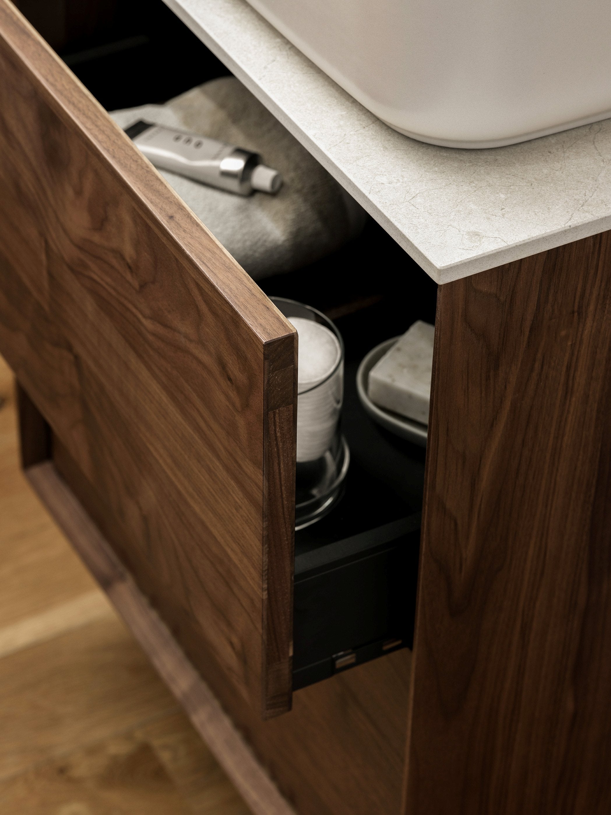 Tvättställsskåp i Massiv Valnöt 60 cm - IW60