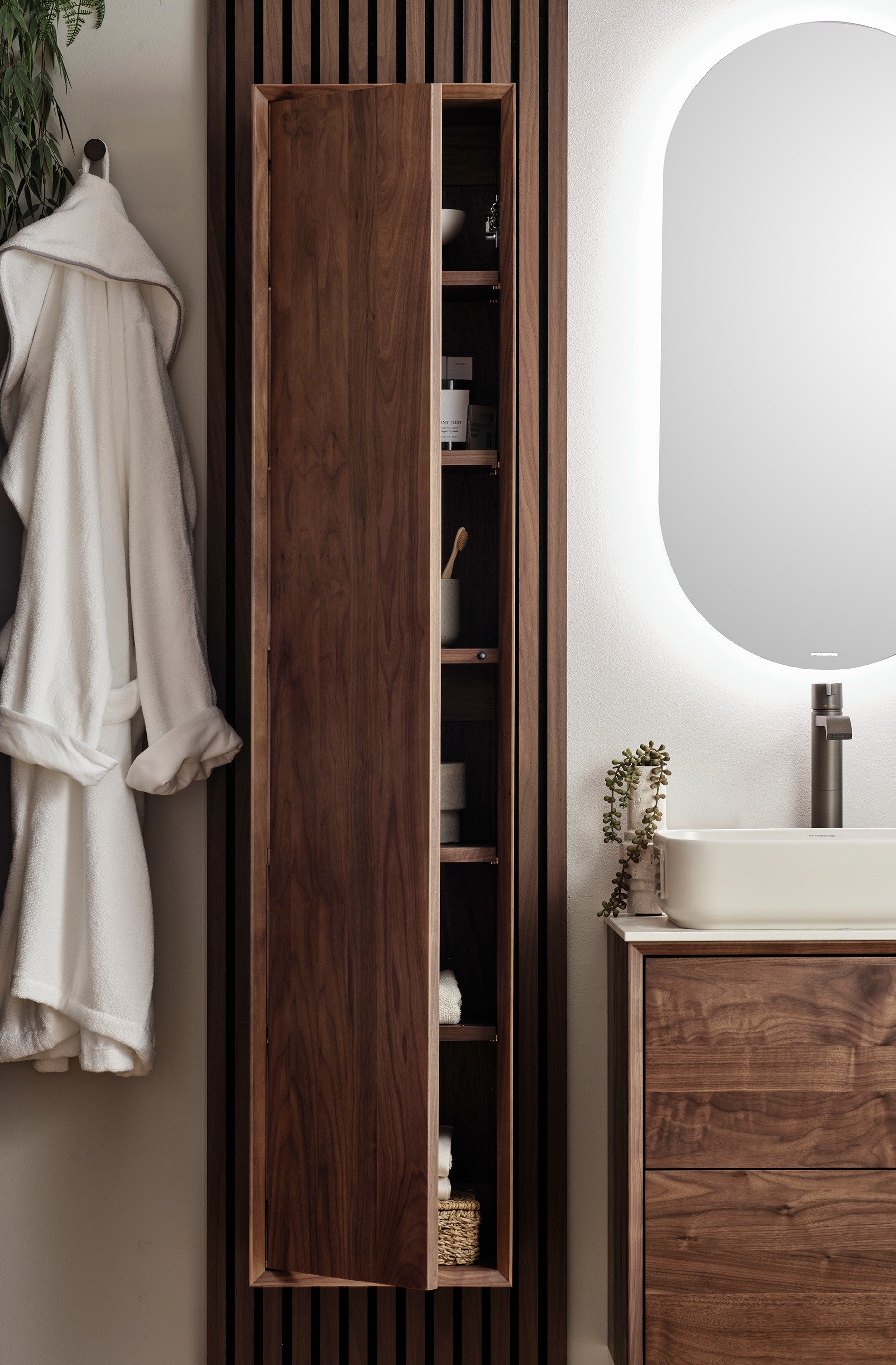 Högskåp i massiv valnöt – maximal förvaring & tidlös design – IW35