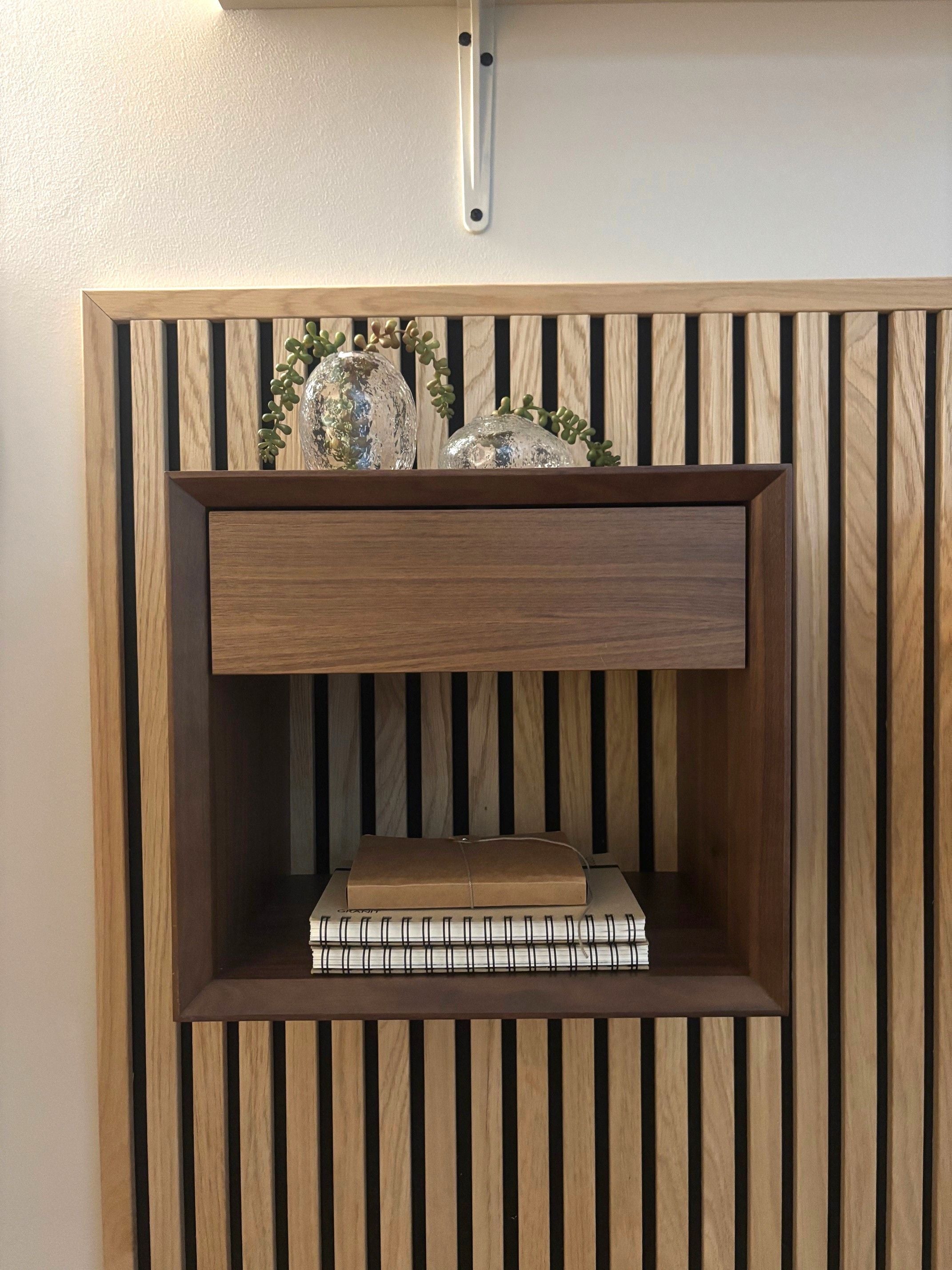 Nattduksbord i massiv Valnöt